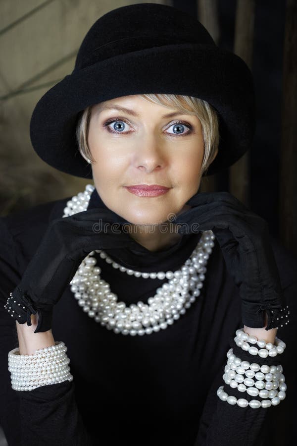 Femme en perles dans son 40s photographie stock libre de droits Femme en perles dans son 40s photographie stock libre de droits