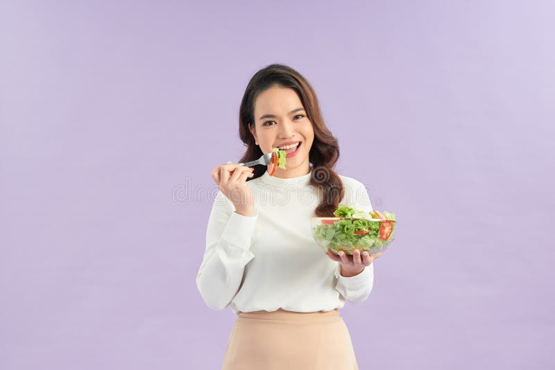 Femme en portrait sourire et manger salade régime et nourriture saine avec perte de poids photographie stock