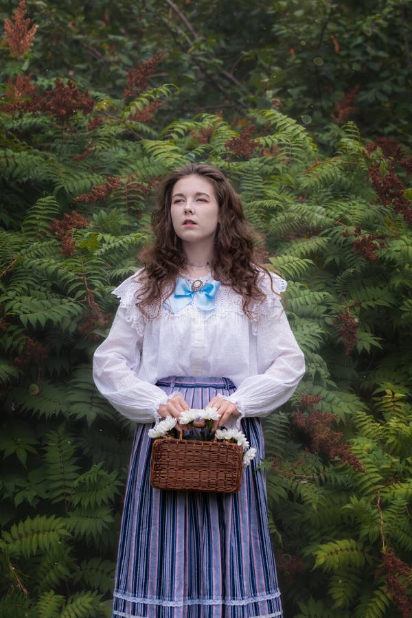 Femme en vêtements vintage avec un sac en osier images stock