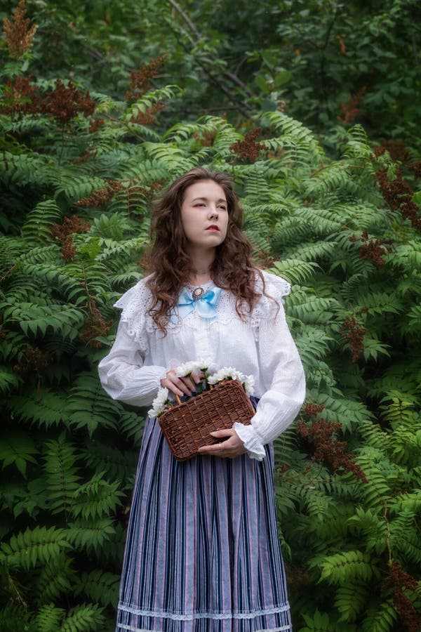 Femme en vêtements vintage avec un sac en osier photos stock