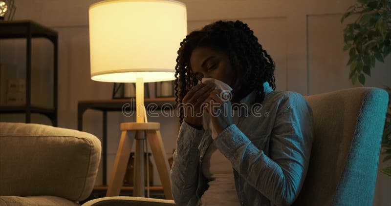Femme en éternuant papier de soie et nettoyer l'écoulement nasal clips vidéos