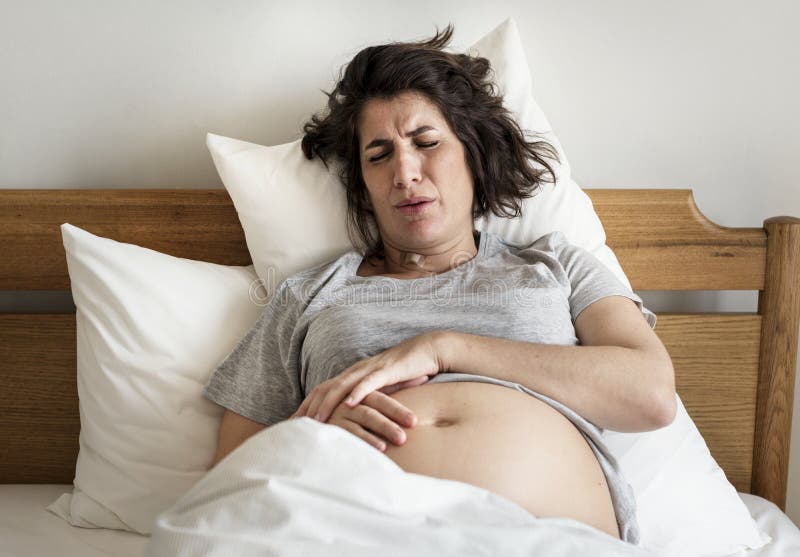 Femme enceinte avec douleur de travail image stock Femme enceinte avec douleur de travail image stock