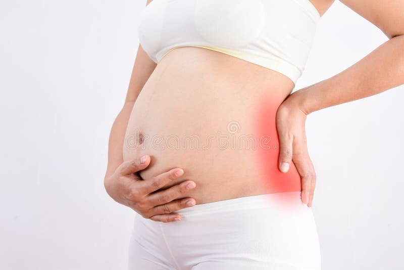 Femme enceinte avec une douleur forte la massant de retour