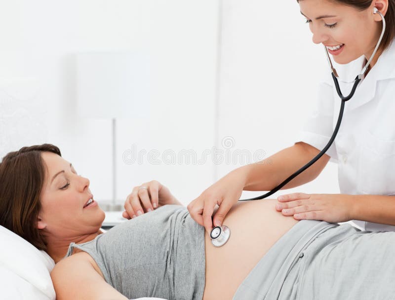 Femme enceinte avec une infirmière photos libres de droits Femme enceinte avec une infirmière photos libres de droits