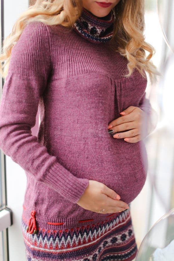 Femme enceinte dans le ventre rose de participation de robe image libre de droits Femme enceinte dans le ventre rose de participation de robe image libre de droits