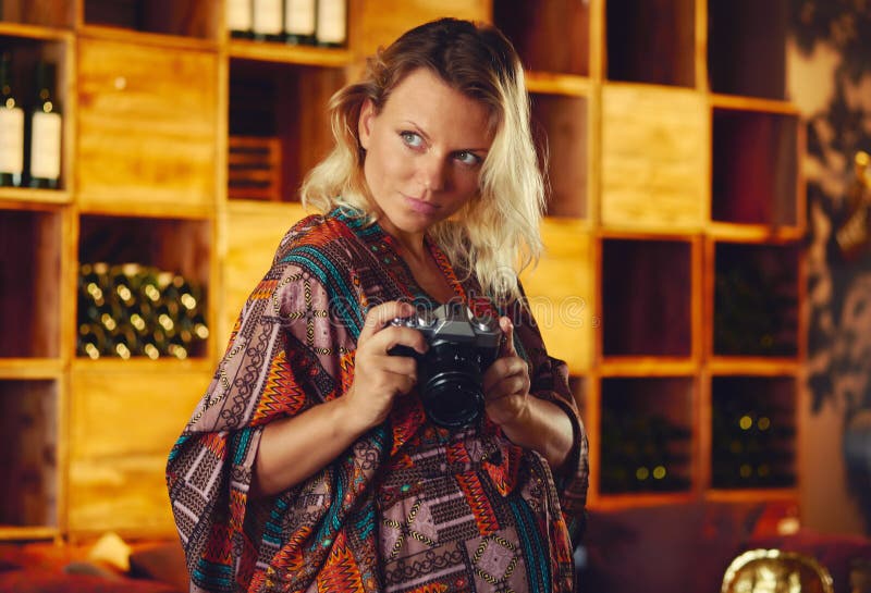 Femme enceinte de photographe avec l'appareil-photo de photo images stock Femme enceinte de photographe avec l'appareil-photo de photo images stock