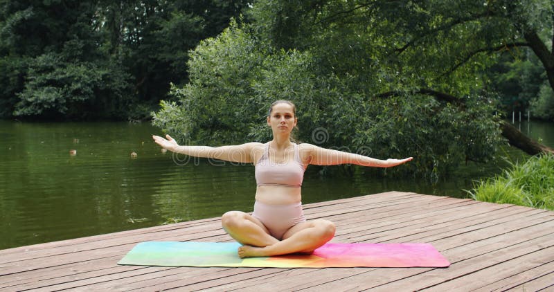 Femme enceinte en santé faisant du yoga dans la nature en plein air clips vidéos