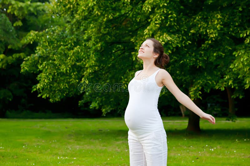 Femme enceinte en stationnement image libre de droits Femme enceinte en stationnement image libre de droits