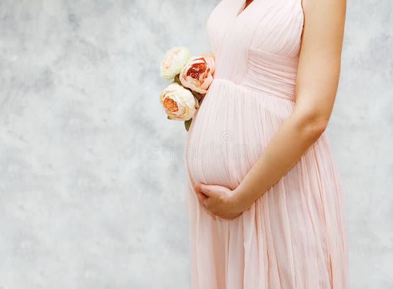 Femme enceinte et fleurs image stock. Image du fille  46316173