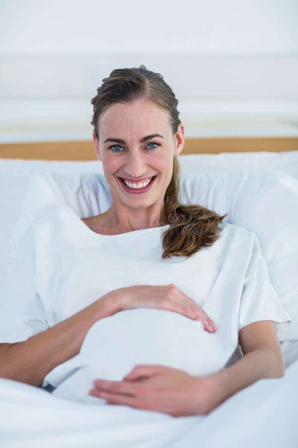 Download Femme Enceinte Heureuse Souriant à L'appareil-photo Photo stock - Image du heureux, femme: 56482438