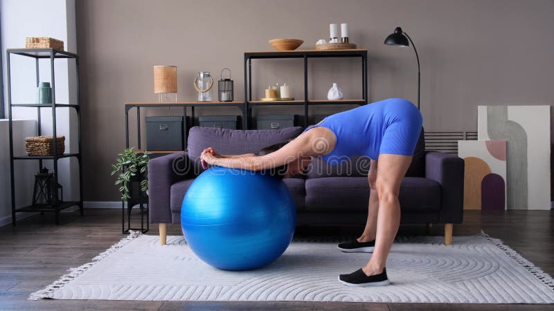 Femme enceinte joyeuse s'étirant et se réchauffant avant de s'entraîner à la maison clips vidéos