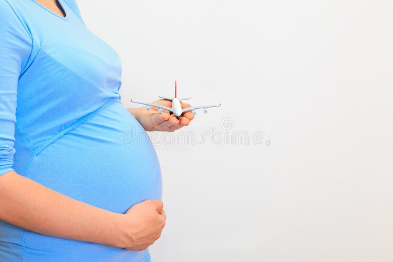 Femme enceinte tenant le modèle plat photos stock Femme enceinte tenant le modèle plat photos stock