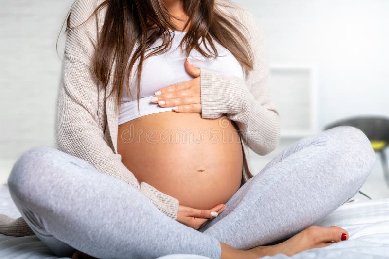 Femme enceinte tenant son ventre exposé de bébé photos stock Femme enceinte tenant son ventre exposé de bébé photos stock