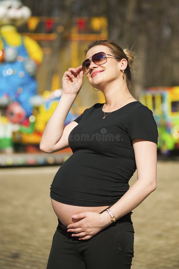 Femme enceinte à l'extérieur image libre de droits Femme enceinte à l'extérieur image libre de droits