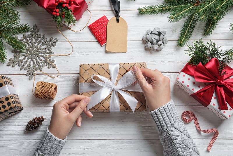 Femme Avec Cadeau. Drôle Fille Croisé Doigts Pour Bonne Chance. Portrait  D'une Jeune Fille Excitée Tenant Boîte Cadeau Isolé Photo stock - Image du  beauté, isolement: 264155046