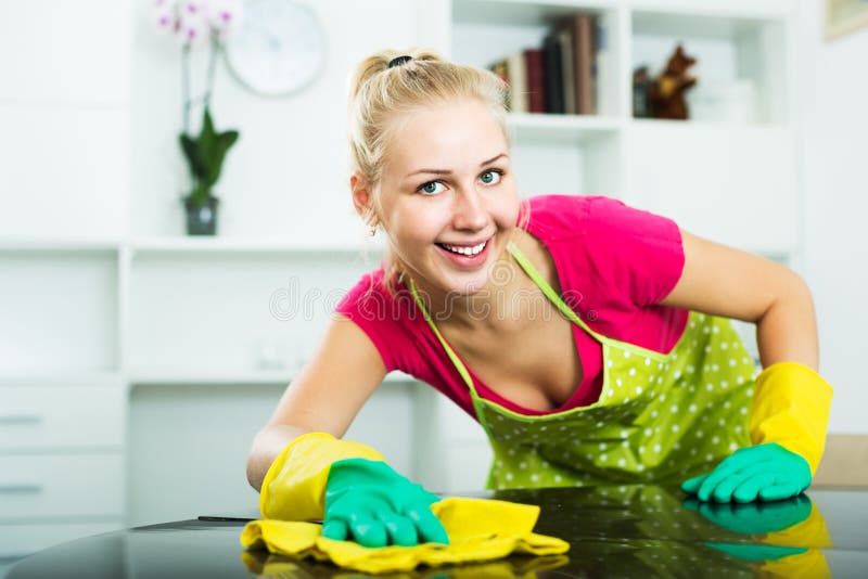 Download Femme Essuyant Des Surfaces à L'intérieur Image stock - Image du appartement, fixation: 77162859