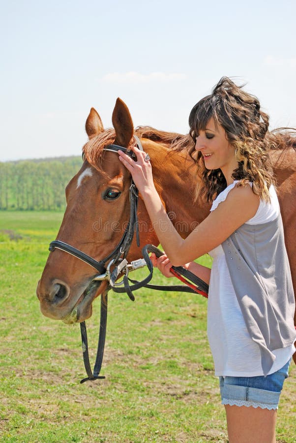 Femme et cheval image stock. Image du femelle, actif 14483091