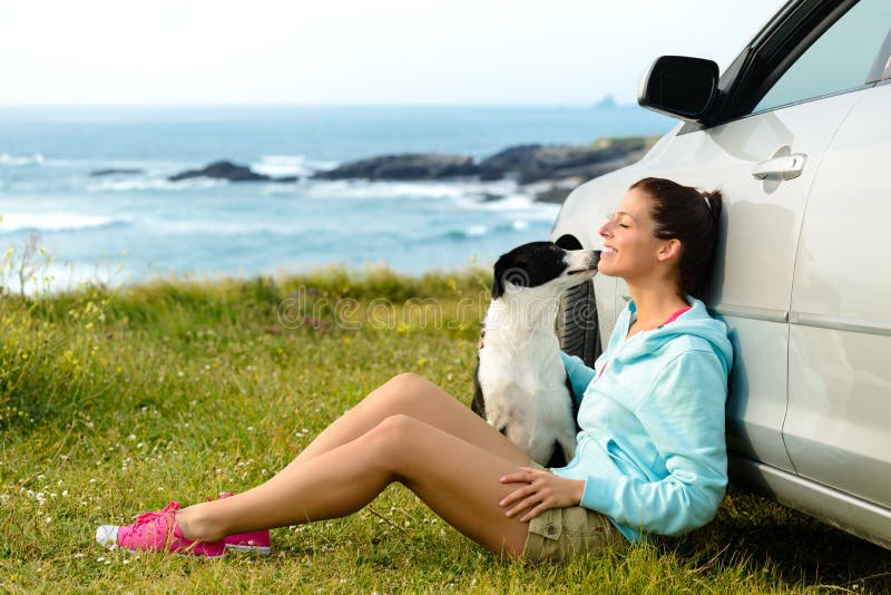 Femme et chien heureux sur le voyage photographie stock