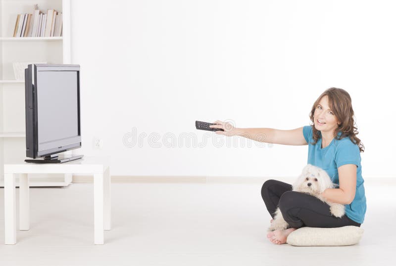Femme et crabot regardant la TV ensemble photo libre de droits Femme et crabot regardant la TV ensemble photo libre de droits