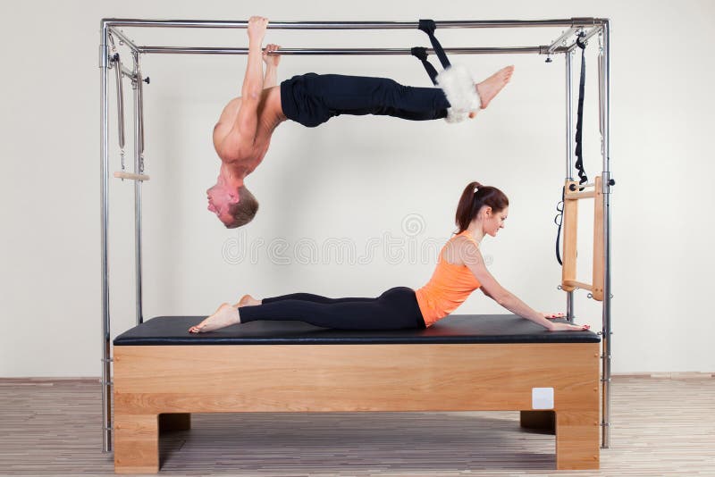 Femme et homme aérobies d'instructeur de Pilates dedans image stock Femme et homme aérobies d'instructeur de Pilates dedans image stock
