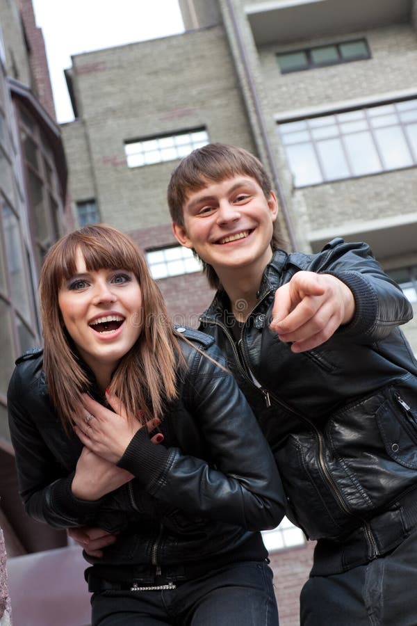 Femme et homme de sourire dirigeant son doigt photographie stock libre de droits Femme et homme de sourire dirigeant son doigt photographie stock libre de droits