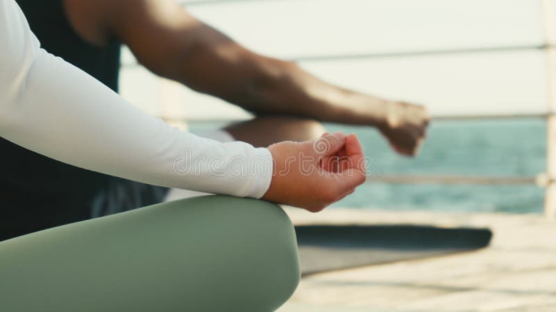 Femme et homme méditent dans un environnement calme en bord de mer