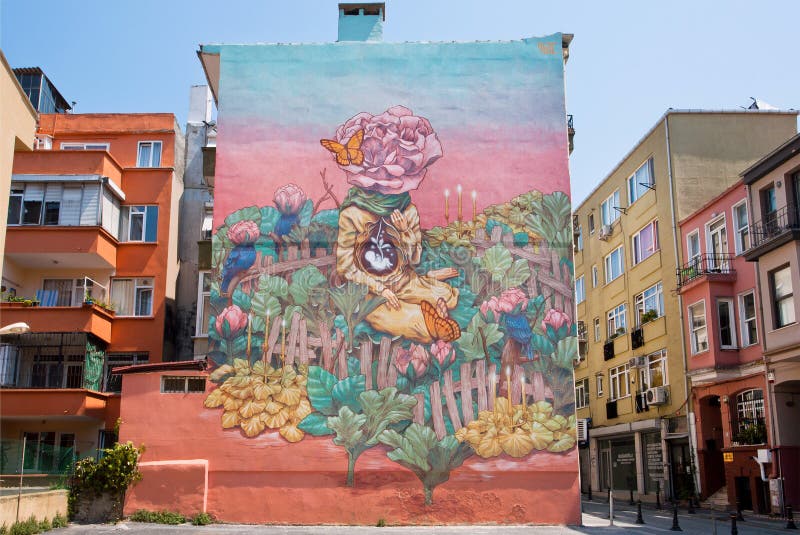 les plus beaux Street Art  - Page 2 Femme-et-jardin-abstrait-sur-le-mur-peint-lumineux-avec-la-forme-de-graffiti-à-istanbul-61453207