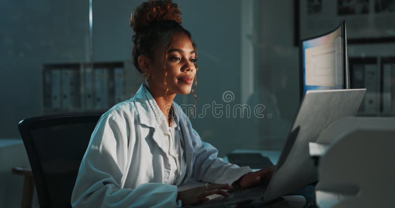 Femme et scientifique avec recherche en laboratoire pour un projet d'étude médicale ou de découverte. Lecture de l'ordinateur et photos libres de droits