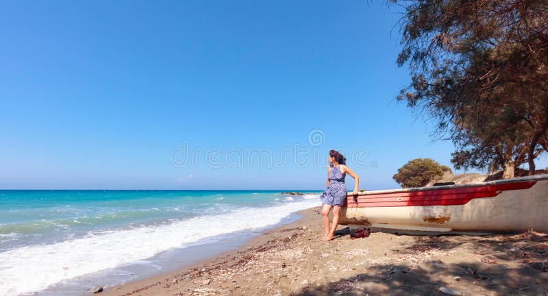 Femme et vieux bateau de pêche photographie stock Femme et vieux bateau de pêche photographie stock