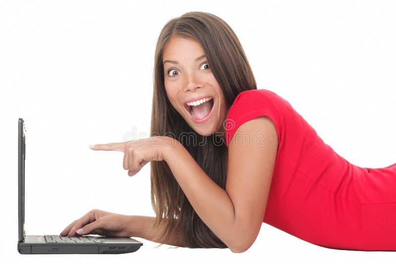 Femme excité avec l'ordinateur portatif