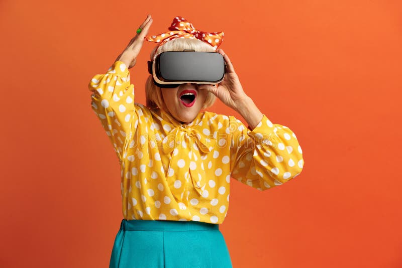 Femme excitée essayant vr. grand-mère enceinte étonnée découvrant les nouvelles technologies image libre de droits