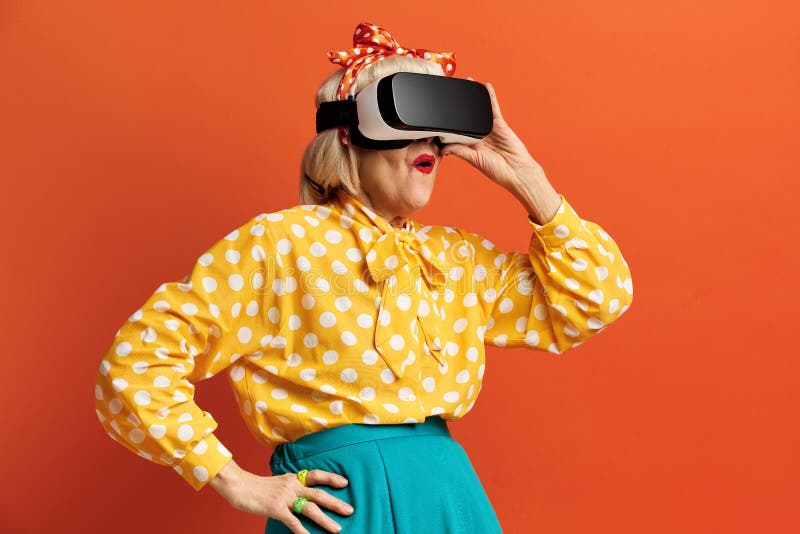 Femme excitée essayant vr. grand-mère enceinte étonnée découvrant les nouvelles technologies image stock