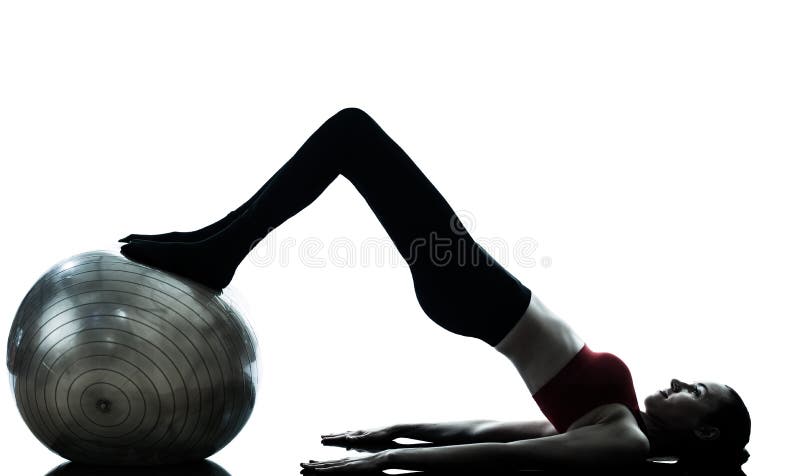 Femme exerçant la bille de forme physique d'abdominals image stock