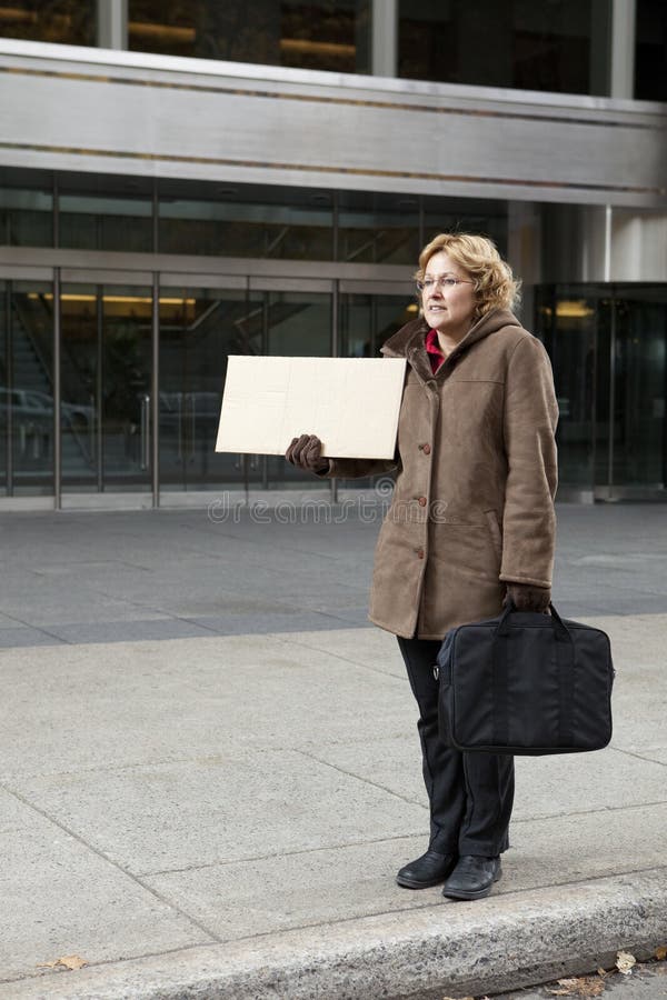 Femme extérieur d'affaires avec la verticale blanc de signe images stock Femme extérieur d'affaires avec la verticale blanc de signe images stock