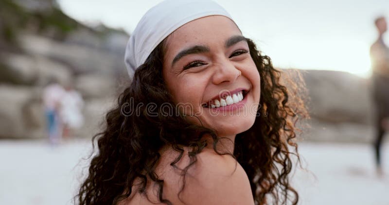 Femme face et détente sur la plage vacances souriant et heureux en plein air ou Voyage à l'océan pour le plaisir. femme