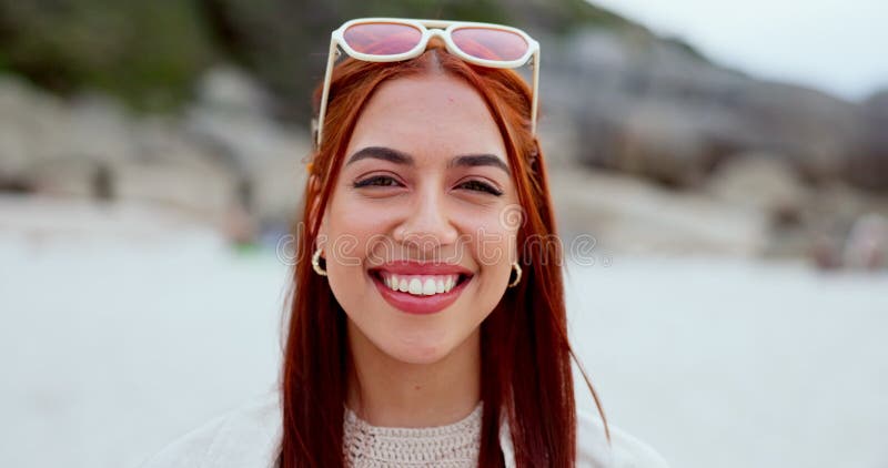 Femme face et liberté sur la plage vacances sourire et heureux en plein air ou Voyage à l'océan pour le plaisir. femme