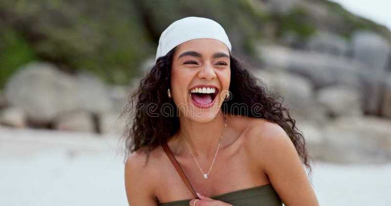 Femme face et marcher sur la plage souriant et comique à l'extérieur ou Voyage à l'océan pour le plaisir. femme heureuse