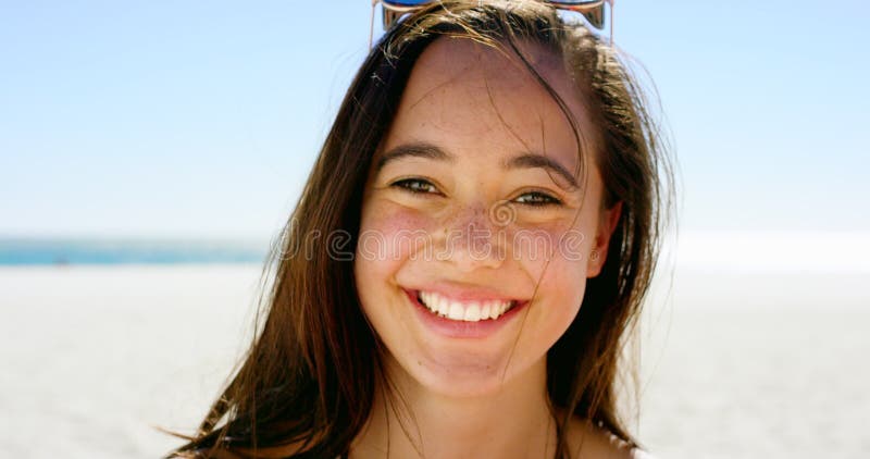 Femme face et rire à la plage pour s'amuser sourire et vacances en mer ou bien-être en vacances. femme heureuse