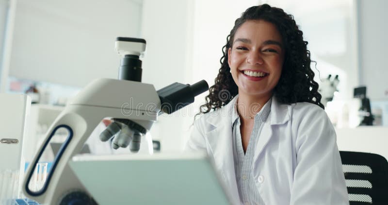 Femme face et scientifique sur tablette en laboratoire pour des études médicales de recherche et résultats en ligne. Portrait pers banque de vidéos