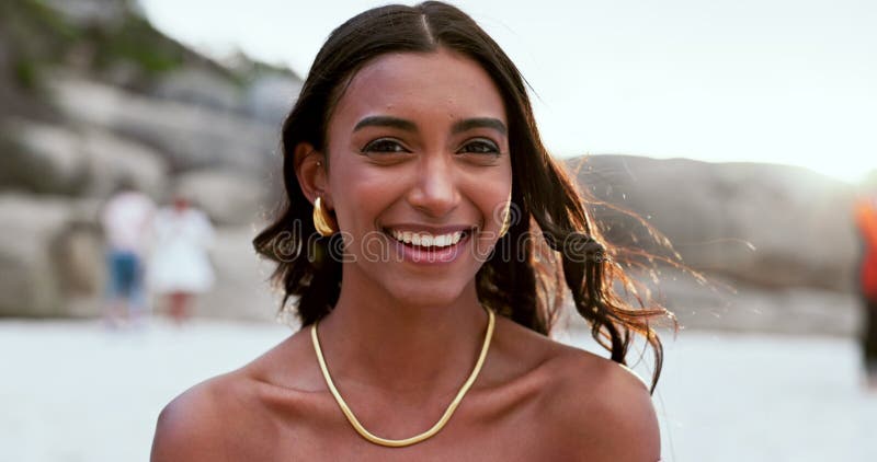 Femme face et se détendre sur la plage heureux et sourire en plein air ou Voyage à l'océan pour le plaisir. femme indienne