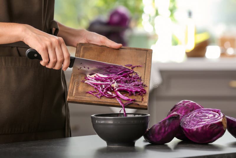 Femme Faisant Cuire La Salade Fraiche Avec Le Chou Rouge Mur A La