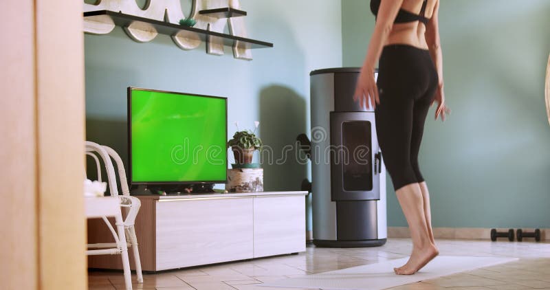 Femme faisant de l'exercice à la maison après un cours de remise en forme à distance. femme faisant l'entraînement à la maison ave banque de vidéos