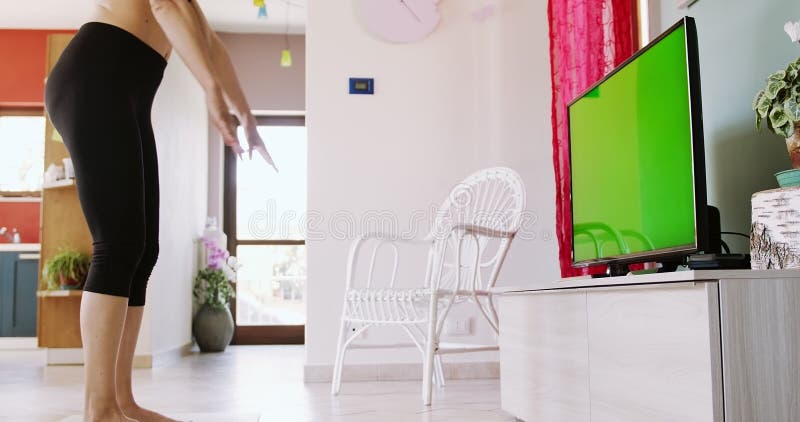 Femme faisant de l'exercice à la maison après un cours de remise en forme à distance. femme faisant l'entraînement à la maison ave banque de vidéos