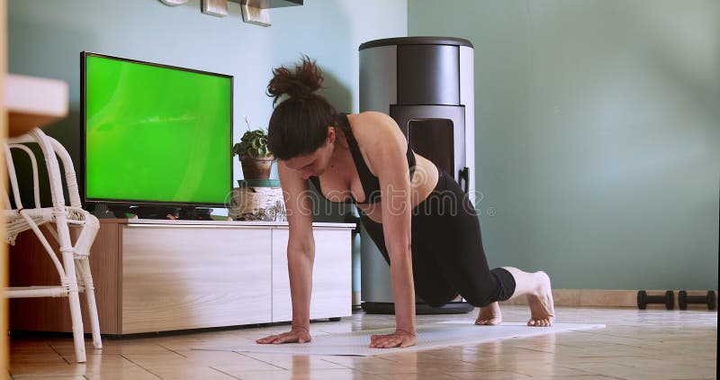 Femme faisant de l'exercice à la maison après un cours de remise en forme à distance. femme faisant l'entraînement à la maison ave banque de vidéos