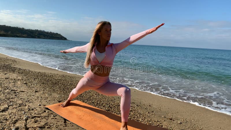 Femme faisant du yoga en bord de mer clips vidéos