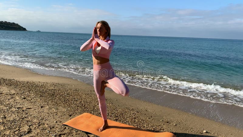 Femme faisant du yoga en bord de mer banque de vidéos