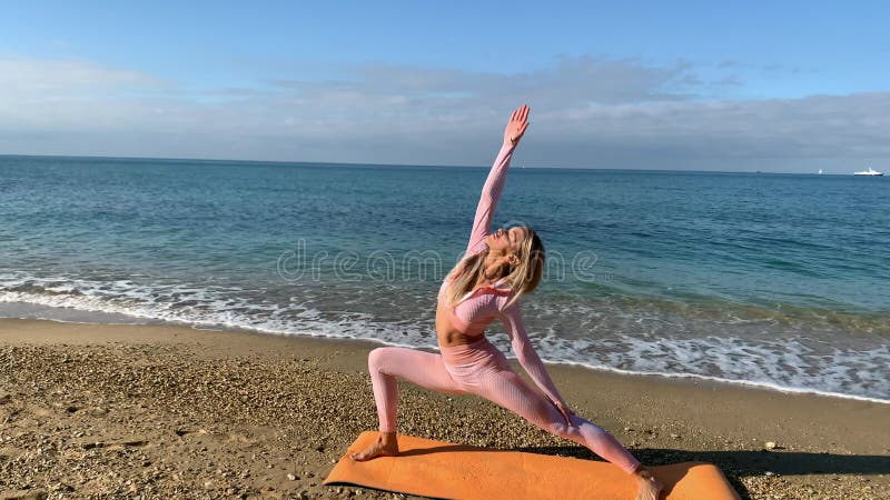 Femme faisant du yoga en bord de mer banque de vidéos