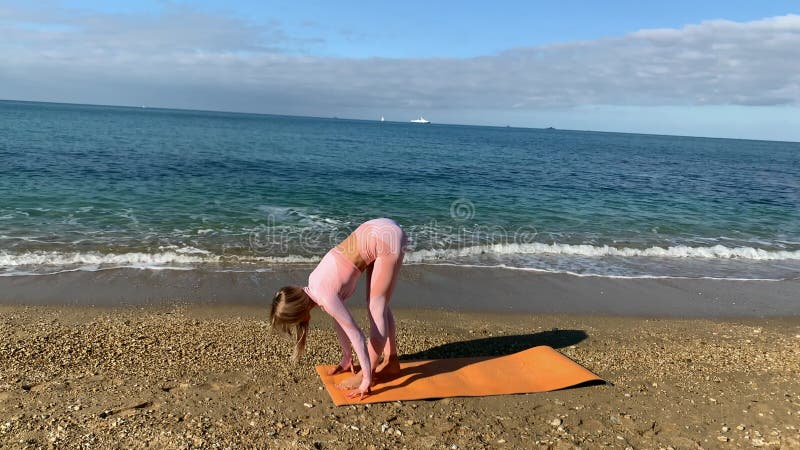 Femme faisant du yoga en bord de mer clips vidéos