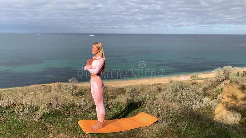 Femme faisant du yoga en bord de mer banque de vidéos