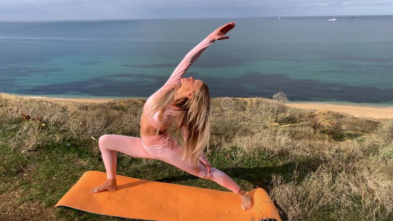Femme faisant du yoga en bord de mer banque de vidéos
